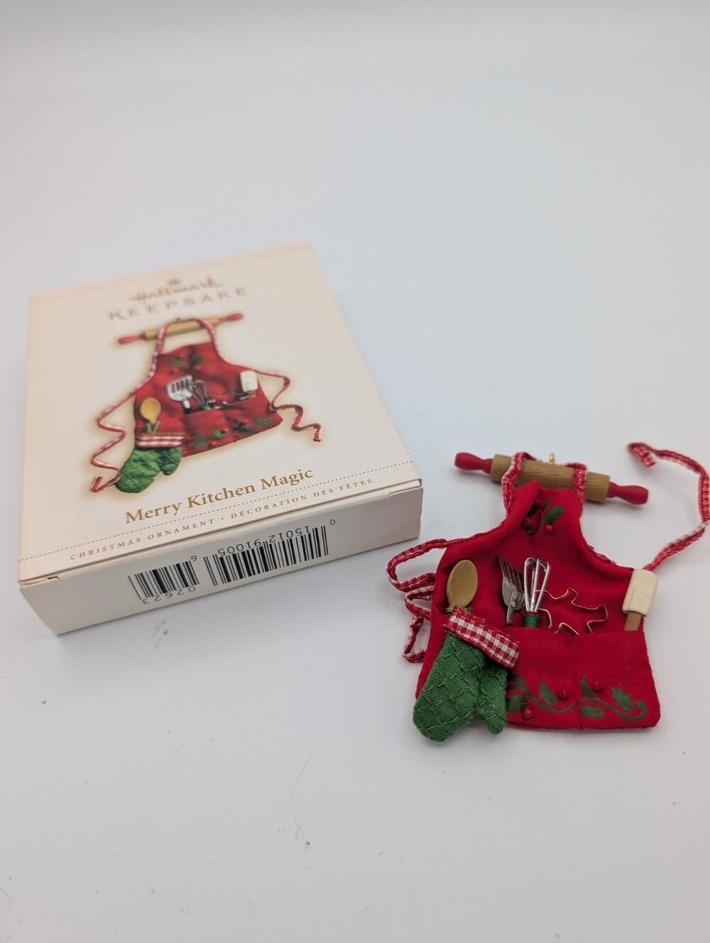 MIB Vtg 2006 Hallmark Keepsake Merry Kitchen Magic Apron Baker Ornament